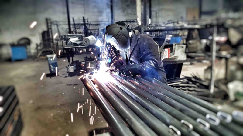 Какие материалы используют при изготовлении уличного спортивного оборудования в Новосибирске?